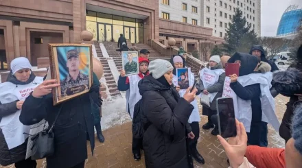 «Әр іс жеке тексерілуде»: Қорғаныс министрлігі қаза тапқан сарбаздардың аналарымен өткен кездесулер жайлы айтып берді