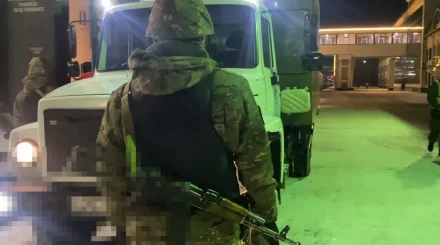 Кәсіпкерді пышықтап, қашып кеткен күдікті Ресейден елге жеткізілді