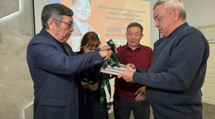 «Бекзат болмыс»: актер Бекжан Тұрысқа арналған жаңа кітаптың тұсаукесері өтті