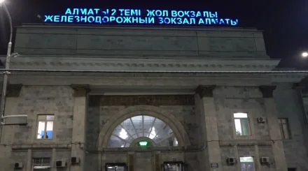 Екі бала жансақтау бөліміне түсті: Алматы вокзалында 52 адам газдан уланған