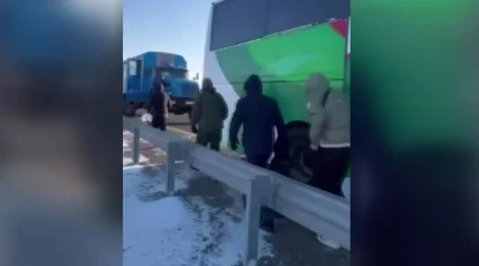Қарағанды облысында аязда жолда қалған екі автобус жолаушылары құтқарылды