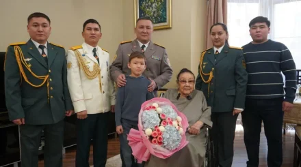 Алматыда әскери қызметшілер Бибігүл Төлегенованы туған күнімен құттықтады