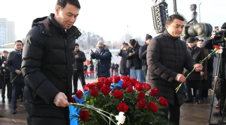 Алматы әкімі «Тәуелсіздік» монументіне гүл шоқтарын қойды