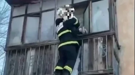 Көкшетауда құтқарушылар өртеніп жатқан үйден 17 адамды аман алып шықты