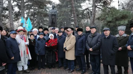 Алматыда Бауыржан Момышұлының ескерткішіне гүл қойылды