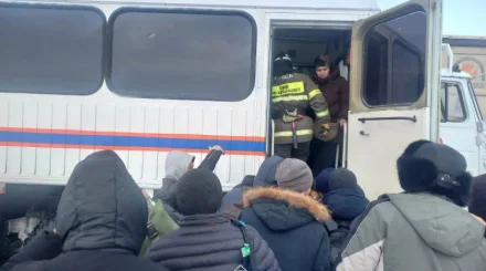 Ақтөбеде автобус пен жүк көлігі соқтығысып, 60-қа жуық адам эвакуациялады