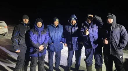 ШҚО-да полицейлер жүргізушілерді қар құрсауынан құтқарды