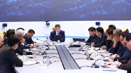 Олжас Бектенов сарапшылармен экономиканы дамыту мәселелерін талқылады