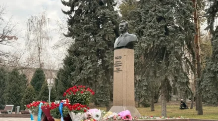 Алматыда Дінмұхамед Қонаевтың ескерткішке гүл қою рәсімі өтті