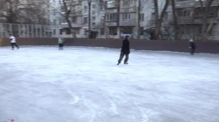 Қала келбеті: алматылық зейнеткердің ауласындағы мұз айдыны спортшыларды тәрбилеуде