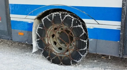 Ақтөбе облысында автобус бұзылып, 50-ге жуық жолаушы аязда қалған