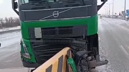 Рөлде ұйықтап қалды: жүк көлігі тасжолдағы қоршауға соқтығысты (видео)
