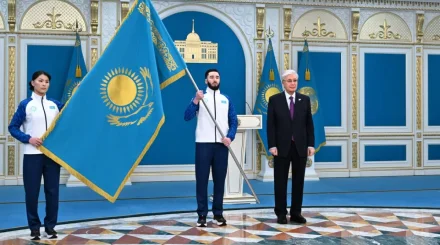 Президент Қысқы олимпиадаға қатысатын спортшыларға Мемлекеттік туды тапсырды