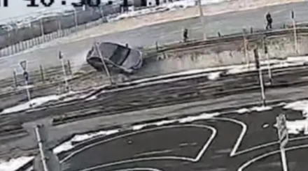 Шымкент автодромында көлікпен аударылып қалған қыздың апат сәтіндегі видеосы тарады