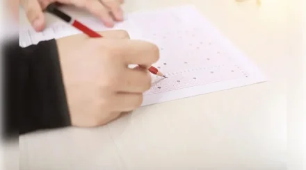 Ақтөбеде мұғалім оқушыларын ҰБТ-дан өткізіп беремін деп әрқайсысынан 560 мың теңге алып отырған