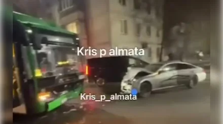 Алматыда жеңіл көлік пен жолаушылар мінген автобус соқтығысып қалды