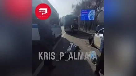 Рульде отырған жүргізушінің жүрегі тоқтап қалған: Алматыда бес көлік соқтығысып, бір адам көз жұмды