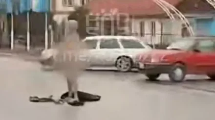 Қордайда ішіп алған ер адам көшенің қақ ортасында тыр жалаңаш жүрді (ВИДЕО)