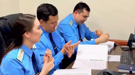 «Сондай сүйкімді»: прокурор Дана Сәрсенбай әріптес жігіттердің қолына крем жағып беріп, жұртты сүйсінтті