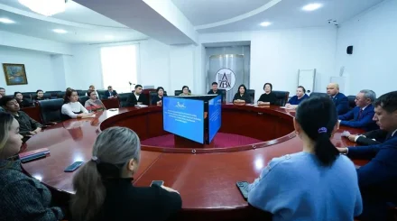 Конституциялық комиссия мүшесі білім саласының мамандарымен кездесті