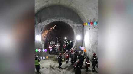 Алматы әкімдігі метроның 1593 метр тоннелін қазғаны үшін жерастына шар іліп, мереке өткізген (ФОТО)