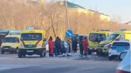 Қарағандыда жедел жәрдем мен жеңіл көлік соқтығысып қалды: бірнеше адам зардап шекті