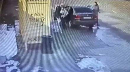 Таразда 13 жастағы қыз баланы екі ер адам көлігіне отырғызып, ұрлап әкетпек болды (ВИДЕО)