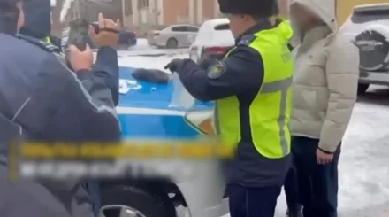 Алматыда жас жігіт полицейді көре сала қалтасындағы есірткіні лақтырып жібермек болған