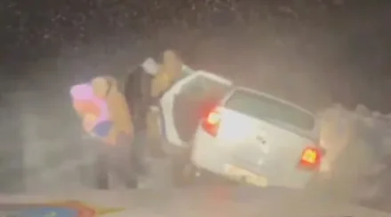 БҚО-да алыс жолға шыққан жүкті әйел көлігімен бірге қар құрсауында қалып қойды (ВИДЕО)