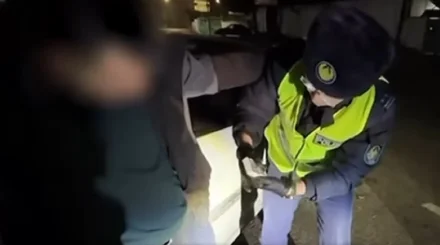 Алматыда ер адам есірткі таратып жүрген жерінде қолға түсті
