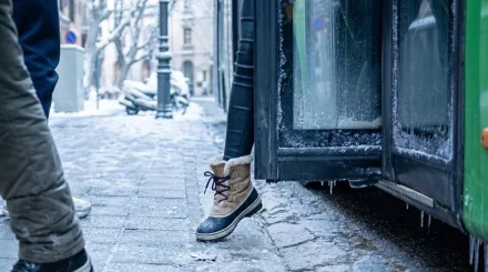 Көкшетауда қыз бала автобустың есігіне қысылып қалып, ауыр жарақат алды