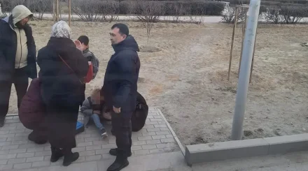 Ақтауда жаяу жүргіншілер өткелінен өтіп бара жатқан баланы көлік қағып кетті