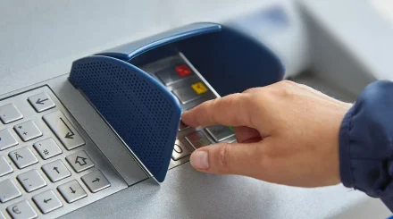 Павлодар облысында зейнеткер 5 млн теңгесін алаяқтың қолына ұстата жаздаған