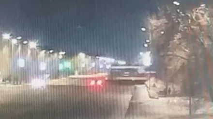Семейде теміржолдан өткен көлік пен локомотив соқтығысты: жүргізуші мен жолаушы аман қалды