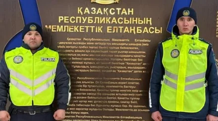 Рульде отырып, есінен танып қалған: Қызылордада полицейлер жас жігітті құтқарып қалды (ВИДЕО)