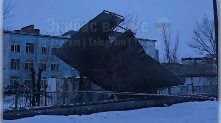 Күшті жел Екібастұздағы балабақшаның шатырын жұлып әкеткен