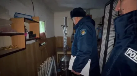Екібастұз тұрғыны үйінде арақ-шарап өндіріп, оны қымбат брендті ішімдік ретінде сатып отырған (ВИДЕО)