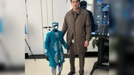 «Тақия мен шапанын ұмытпаған»: Алматы облысының тұрғыны референдум учаскесіне робот досын ерте келген