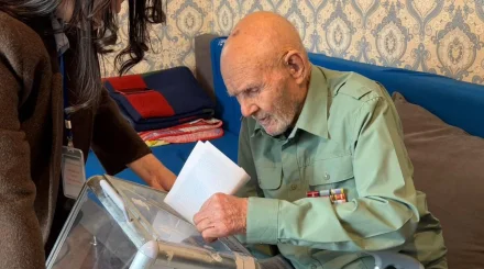 Ғасыр жасаған Ұлы Отан соғысының ардагері Василий Салазкин үйінде дауыс берді