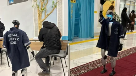 «Маңғыстау style»: Маңғыстауда ұлттық киім киген робот референдумға келген халықпен «көріскен»