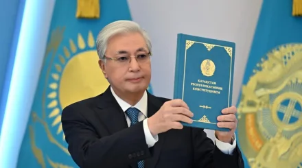 Қазақстандағы жаңа Конституцияның келбеті қандай – Тоқаев Ата Заңды ұстап көрсетті (ВИДЕО)