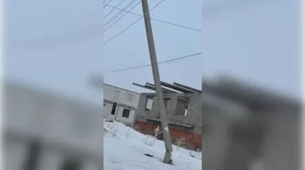 «Баланың үстіне құлап кете ме деп қорқамыз»: Қоянды ауылындағы мектептің маңында электр бағаны құлағалы тұр  (ВИДЕО)