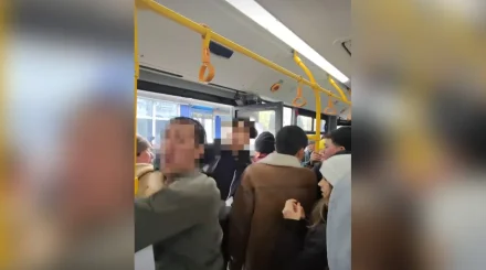 «Сипалап тұр»: Өскеменде ер адамның автобуста кішкентай қыз балаларға тиісіп жүргені туралы видео тарады