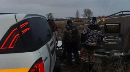 Павлодар облысында үш балықшы мінген көлік мұз астына түсіп кетті