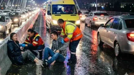 Атыраудың орталық көпірінде екі адам токқа түсіп қалды