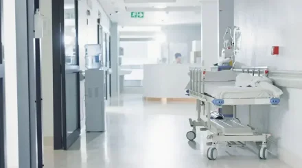 Ақтауда көпқабатты үйдің 5-қабатынан құлаған қыздың жағдайы белгілі болды