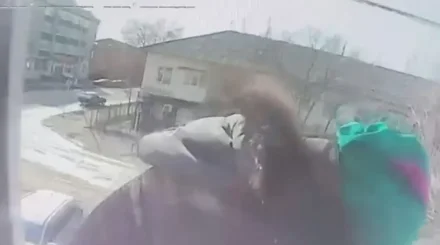 Ақтөбеде зейнеткер әйел 2-қабаттан секірмек болды: оқиғаның видеосы жарияланды