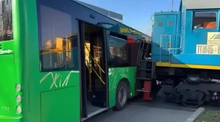 Алматы облысында автобус пойызбен соқтығысты: 6 адам жарақат алды