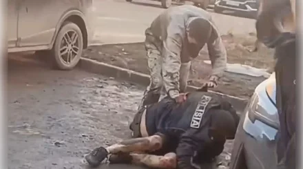Қостанайда бір топ мас адам полицейді балаларының көзінше өлімші етіп тепкіледі (ВИДЕО)