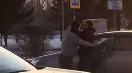 Астанада жолға таласқан жүргізушілер бір-біріне жұдырық ала жүгірді (ВИДЕО)